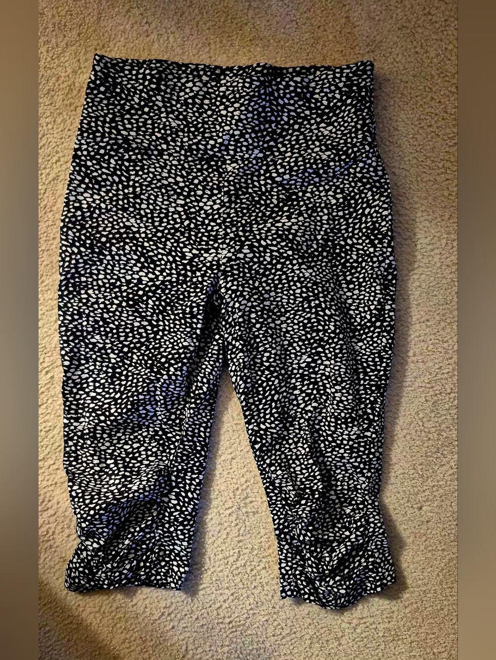 Black& White Capri